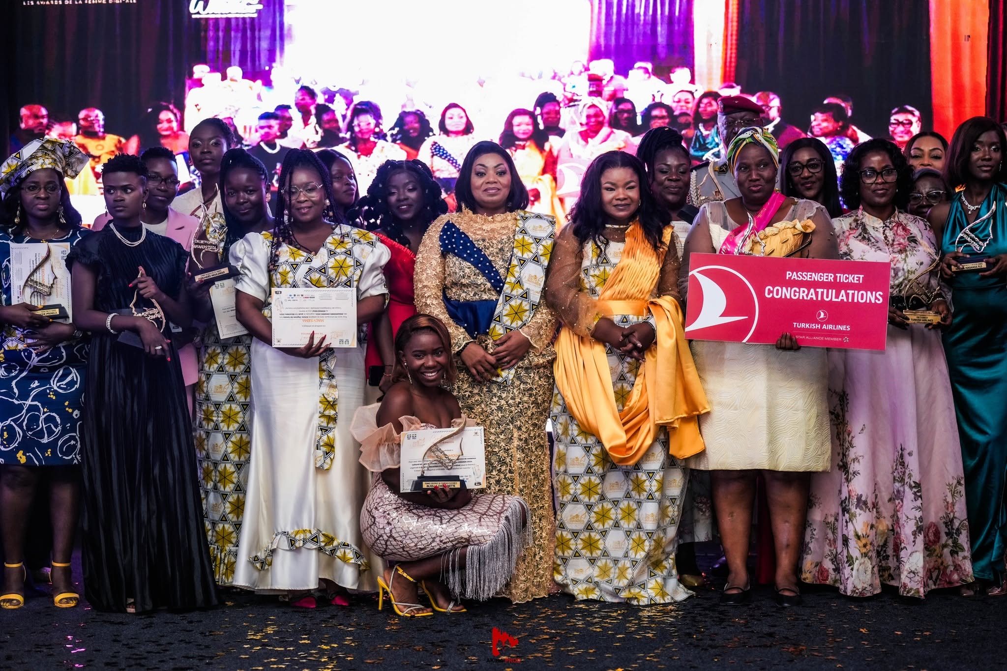 Les lauréates réunies sur scène avec leurs trophées lors des DIGIEWOMEN Awards Africa