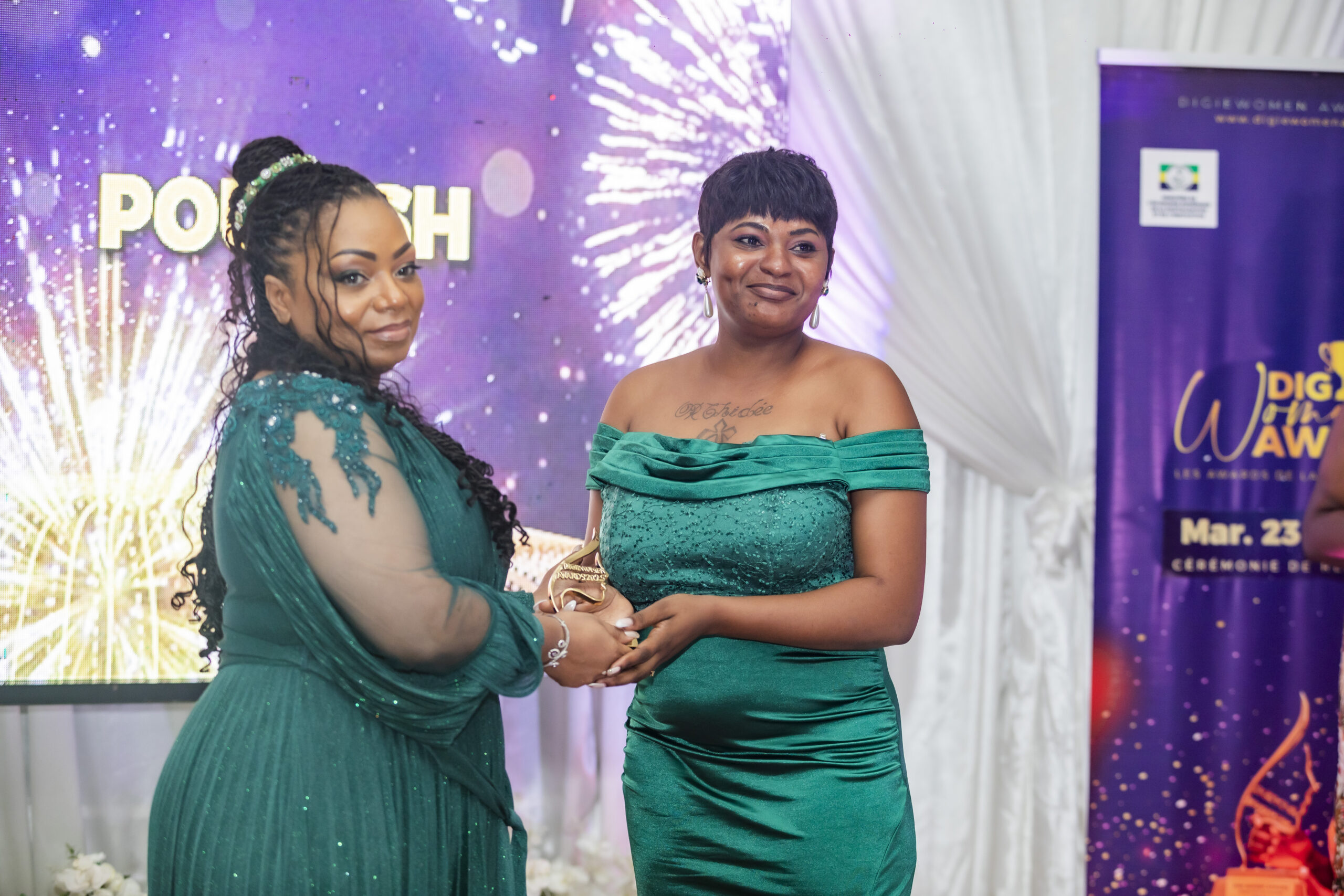 Deux femmes lors d’une remise de trophée des DIGIEWOMEN Awards Africa 2025