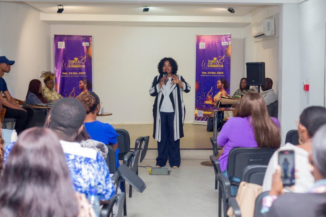 Une intervenante échange avec les nominés réunis lors d’une rencontre DIWAA
